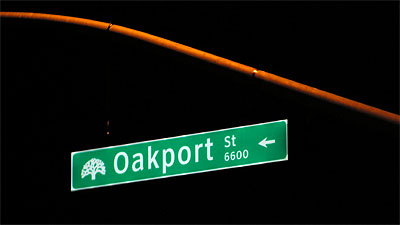 Carmanah's R409 LED edge-lit street-name sign installed in the City of Oakland, California.